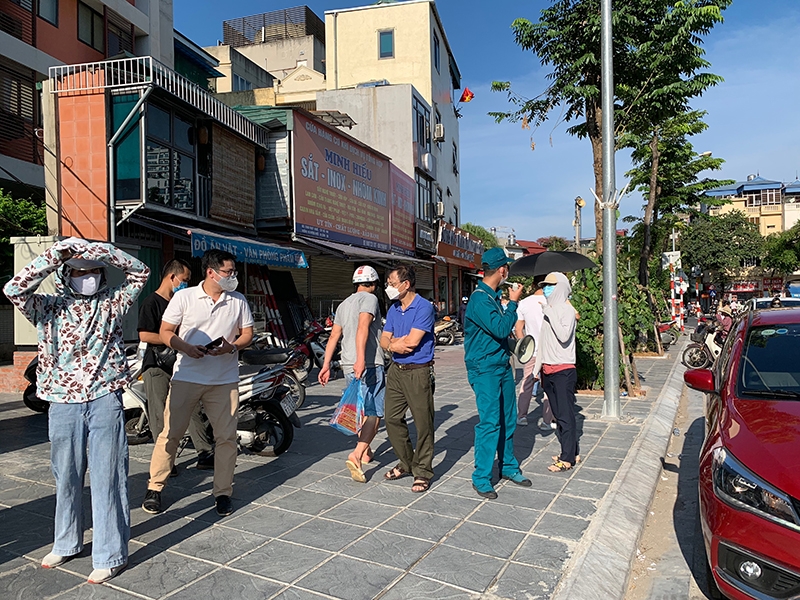 Tổ chức điểm bán bánh Trung thu tại phố Thuỵ Khuê bảo đảm an toàn phòng dịch