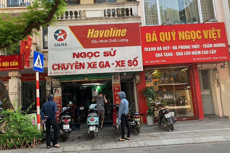 Cửa hàng trên phố Đội Cấn đã được mở cửa sau nhiều ngày đóng cửa phòng, chống dịch Covid-19