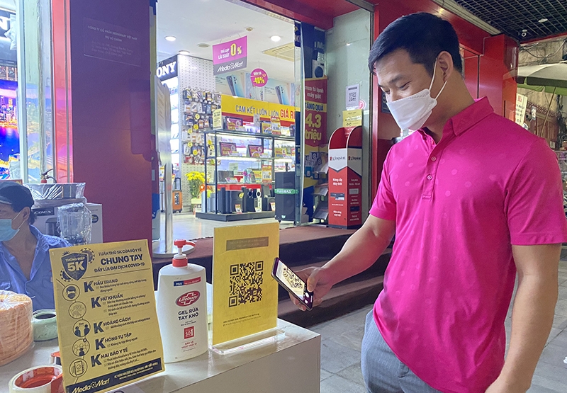 Khách đến siêu thị Media Mart Hai Bà Trưng thực hiên quét ma QR khai báo y tế