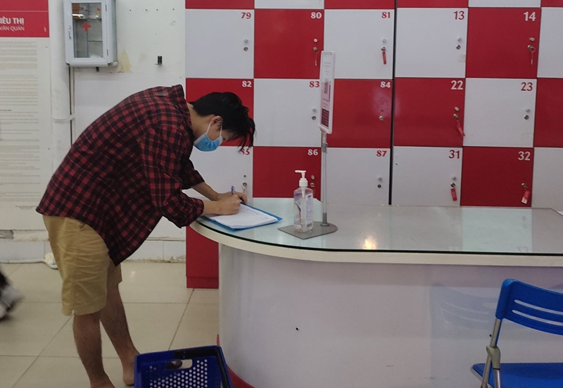 Khách đến siêu thị trên địa bàn phường Phú La được yêu cầu quét mã QR, trường hợp không có điện thoại thì khai báo vào sổ