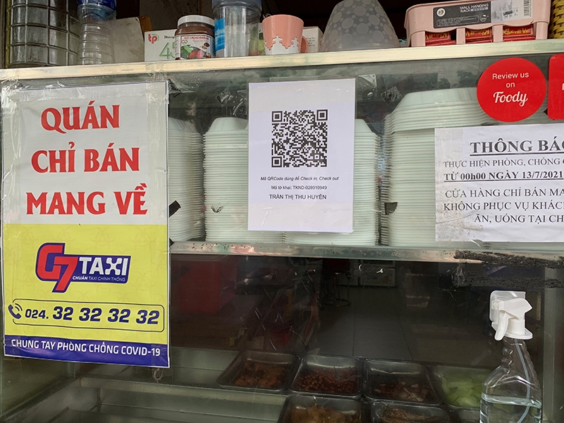 Các cửa hàng bên cạnh trung tâm đã thực hiện dán mã quét QR Code