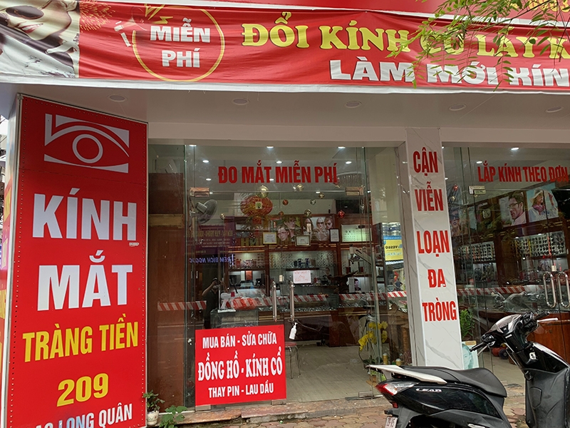 Cửa hàng kinh mắt 209 Lạc Long Quân (phường Nghĩa Đô, quận Cầu Giấy) vẫn chưa dán mã quét QR, nhân viên bảo vệ tại đây cũng không nắm được việc này