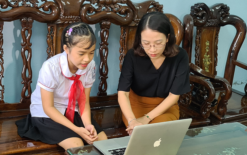 Phụ huynh học sinh tham gia học online cùng con