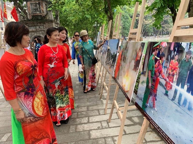 Du khách tham quan khu vực trưng bày hình ảnh tuyên truyền PCCC bên hồ Hoàn Kiếm