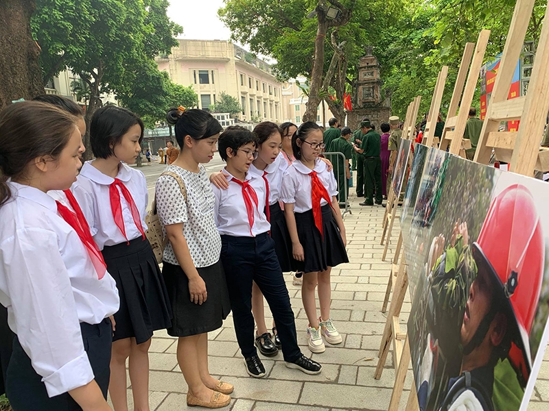 Cô và trò trường Trưng Vương (quận Hoàn Kiếm, Hà Nội) tham quan nơi trưng bày các bức ảnh về công tác PCCC và CNCH