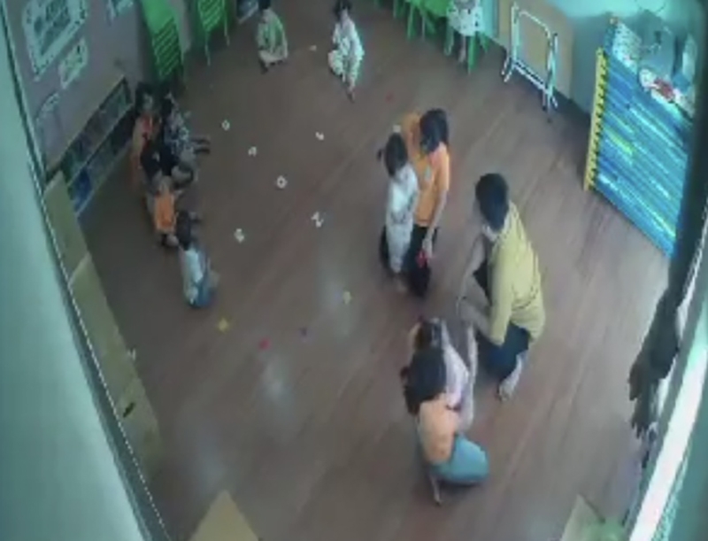 Camera ghi lại hình ảnh ông Hùng có hành vi bạo hành cháu bé 2 tuổi trong lớp học ở Lào Cai