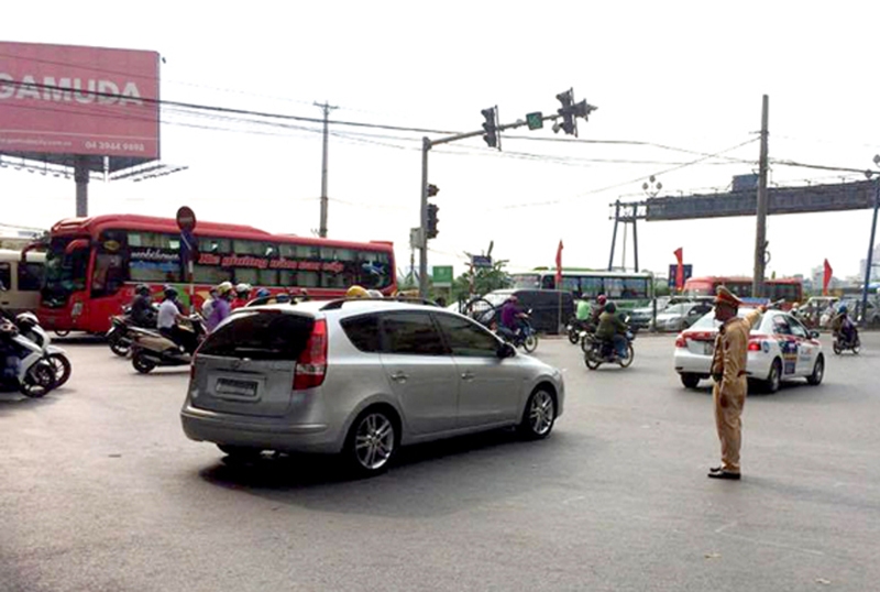 Lực lượng Cảnh sát giao thông Công an Hà Nội phân luồng giao thông