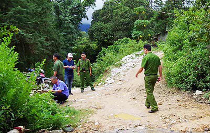 Lực lượng chức năng tỉnh Hà Giang khám nghiệm hiện trường vụ án mạng