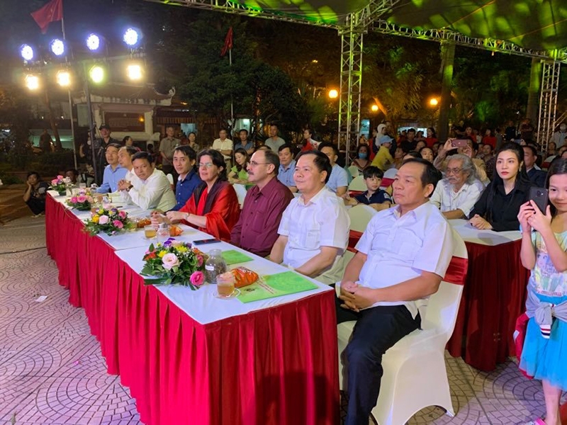 Các đại biểu dự Trung ương, quốc tế và các tỉnh thành lễ khai mạc sự kiện Giới thiệu, quảng bá, kết nối sản phẩm OCOP gắn với văn hoá các tỉnh đồng bằng sông Hồng
