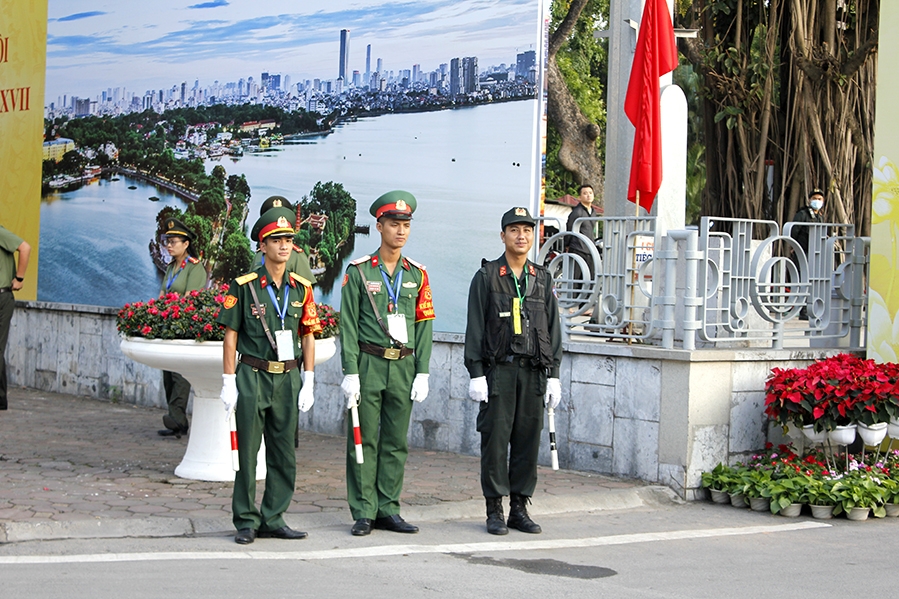 Trên gương mặt mỗi cán bộ, chiến sỹ đều ánh lên niềm vui, tự hào khi được tham gia phục vụ Đại hội