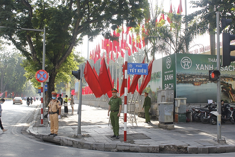 Công an phường phối hợp với CSGT giữ gìn trật tự khu vực  đầu phố Yết Kiêu