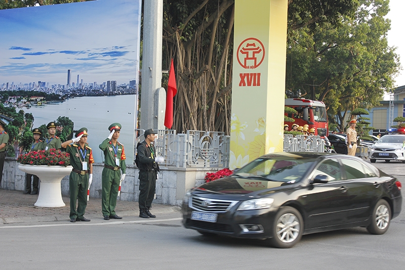 Nghiêm trang chào các đại biểu ra vào Đại hội