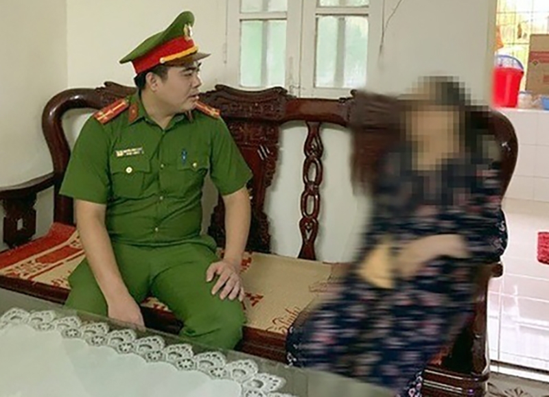 Đại diện Công an phường Thanh Xuân Bắc (quận Thanh Xuân, Hà Nội), thông tin tuyên truyền tới người dân về các thủ đoạn lừa đảo giả danh công an