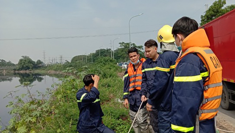 Lực lượng chức năng bàn bạc phương án tìm kiếm nạn nhân Hiền