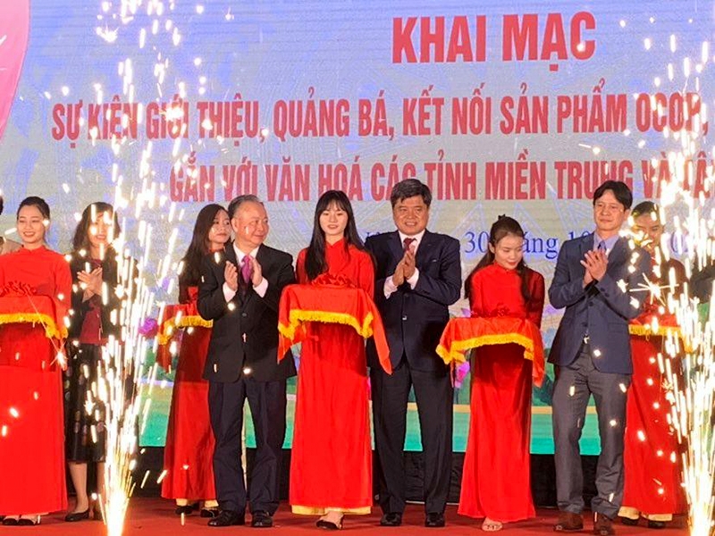 Các đại biểu cắt băng khai mạc sự kiện giới thiệu, quảng bá, kết nối sản phẩm OCOP và đặc sản các vùng miền gắn với văn hóa các tỉnh miền Trung và Tây Nguyên