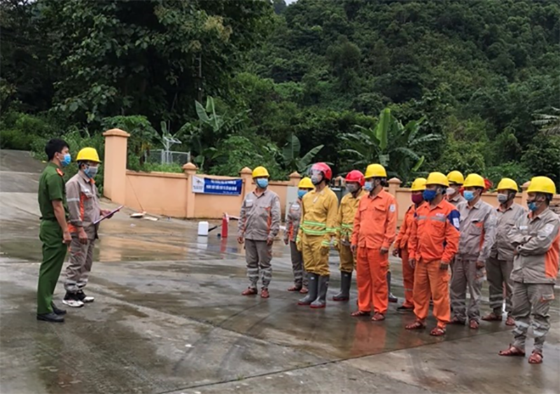 Công ty Điện lực Điện Biên tổ chức huấn luyện phồng cháy, chữa cháy