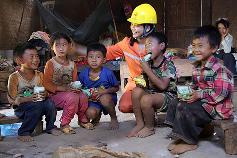 Niềm vui trẻ thơ ngày có điện (ảnh tư liệu)