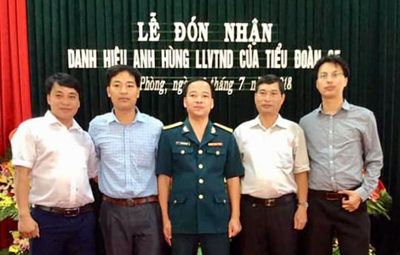 Luật sư Đặng Văn Cường (ngoài cùng bên phải) cùng các đồng đội về chúc mừng đơn vị đón nhận danh hiệu Anh Hùng LLVTND 