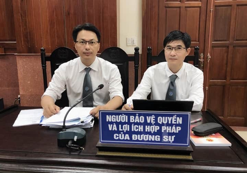 Luật sư Đặng Văn Cường (bên trái) tham gia bảo vệ quyền và lợi ích hợp pháp của đương sự tại toà