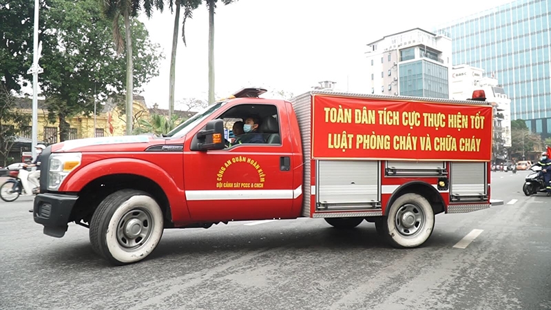Đội Cảnh sát PCCC và CNCH Công an quận Hoàn Kiếm tổ chức tuyên truyền lưu động trên các tuyến phố