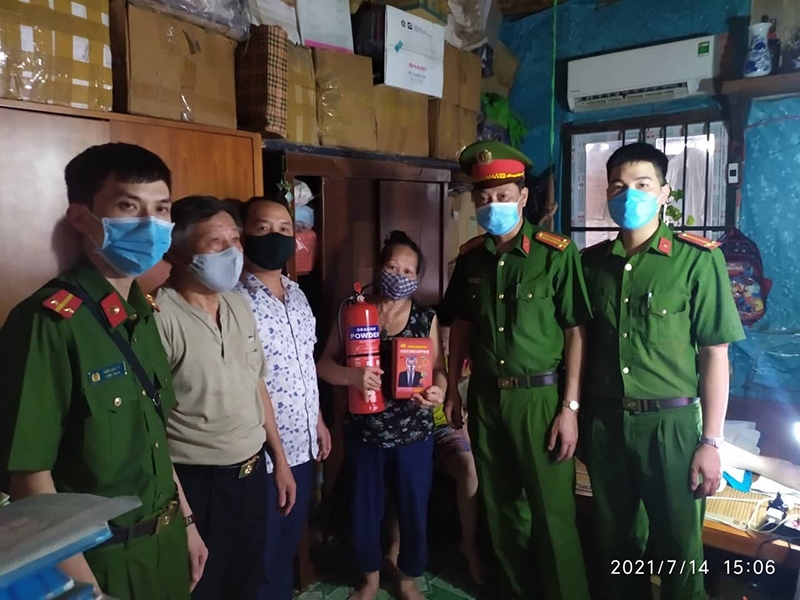 Phường Chương Dương phối hợp Đội Cảnh sát PCCC quận Hoàn Kiếm tặng bình chữa cháy, mặt nạ phòng độc cho hộ gia đình có hoàn cảnh khó khăn
