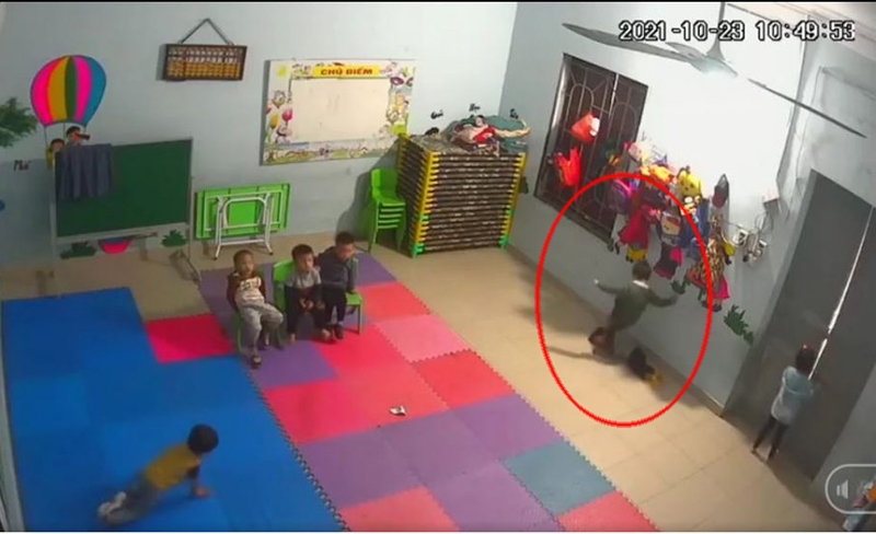 Hình ảnh bé gái bị bạn lớn hơn đánh đập trong lớp học thuộc nhóm trẻ mầm non Vân Vũ, xã Tăng Tiến, huyện Việt Yên, Bắc Giang (ảnh cắt từ clip)