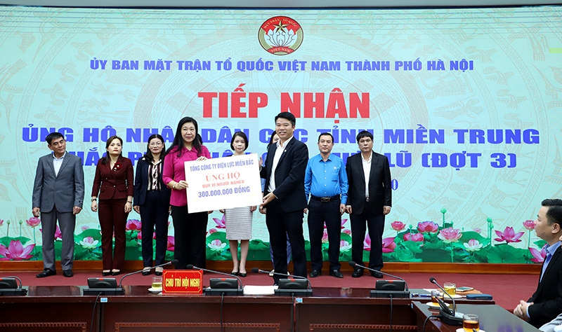 Ông Trịnh Quang Minh - Chủ tịch Công đoàn Tổng công ty  trao 300 triệu đồng cho Ủy ban MTTQ thành phố Hà Nội ủng hộ Quỹ Vì người nghèo