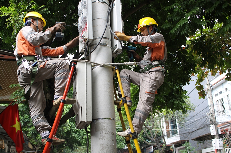 Công nhân Điện lực thành phố Lào Cai triển khai lắp đặt công tơ điện tử nhằm công khai, minh bạch và ghi chỉ số công tơ một cách chuẩn xác