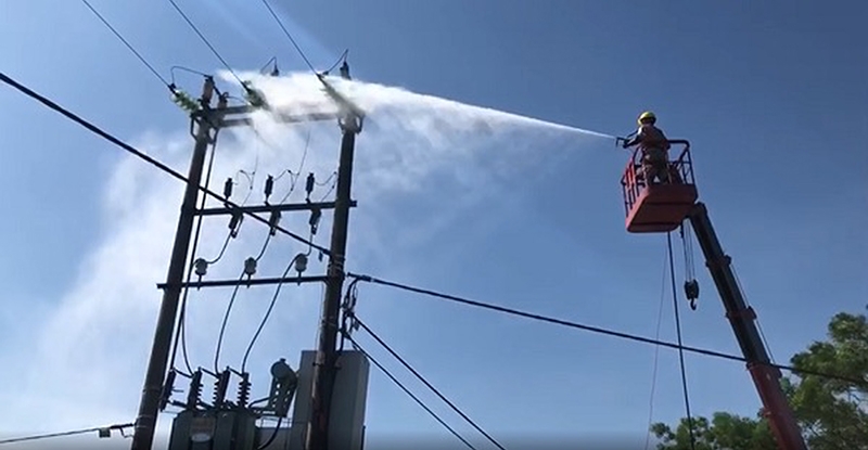 : Điện lực Hưng Yên vệ sinh cách điện trên đường dây đang mang điện bằng nước áp lực cao - một trong những công tác quan trọng giúp giảm tổn thất điện năng