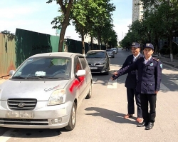 Công an triệu tập nhóm bảo vệ dùng sơn xịt lên hàng loạt ô tô trên địa bàn phường Dương Nội