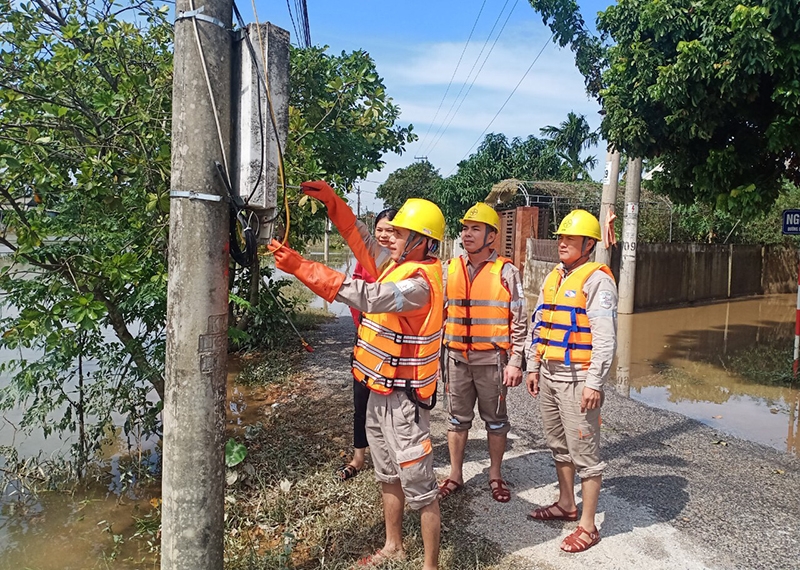 Cán bộ của EVNNPC kiểm tra lưới điện, khắc phục hậu quả sau mưa lũ, đảm bảo cung cấp điện an toàn, ổn định cho người dân