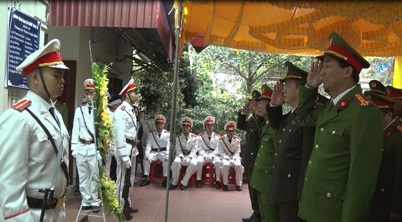 Lãnh đạo Công an tỉnh Hà Nam đến viếng Thượng úy Nguyễn Tuấn Minh