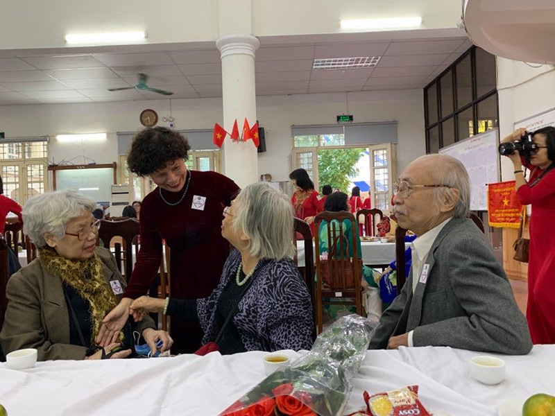 Cụ Lê Thị Trinh (85 tuổi, ngồi bên trái), cựu giáo viên dạy sử trường Việt Đức đang tâm sự với các đồng nghiệp thời kỳ 1979 - 1997 