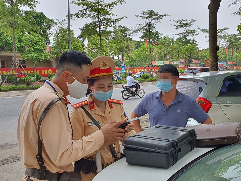 CSGT Công an TP Hà Nội tăng cường lập chốt, kiểm tra nồng độ cồn đối với người điều khiển phương tiện tham gia giao thông