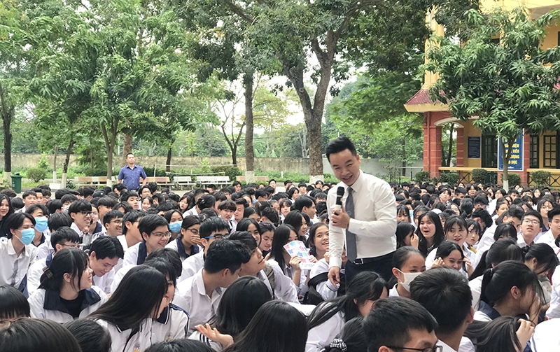 Luật sư Giang Hồng Thanh –  Bí thư Đoàn Thanh niên Đoàn Luật sư TP Hà Nội tham gia tuyên truyền giáo dục pháp luật tại trường THPT Thượng Cát, quận Bắc Từ Liêm (ảnh tư liệu)