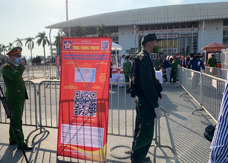 Lực  lượng  an  ninh  phân  các luồng để khán giả vào sân theo dõi trận đấu giữa ĐT Việt Nam và Nhật Bản