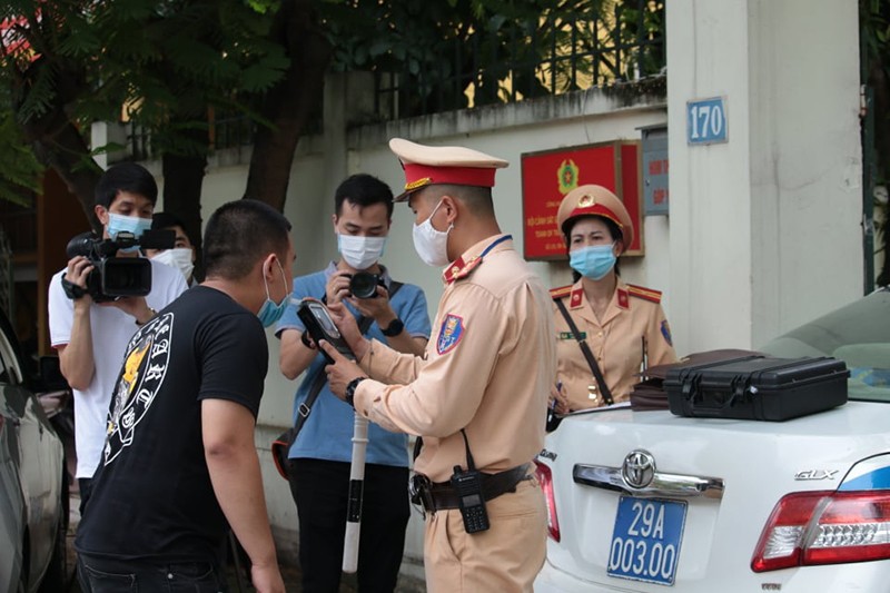 Lực lượng CSGT phối hợp kiểm tra, tuyên truyền phòng chống sử dụng rượu, bia, điều khiển phương tiện tham gia giao thông