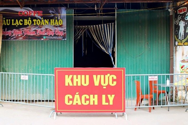 Lực lượng chức năng lập chốt phong tỏa cơ sở kinh doanh cà phê karaoke Toàn Hảo (thôn Yên Nội, xã Đồng Quang, Quốc Oaii)