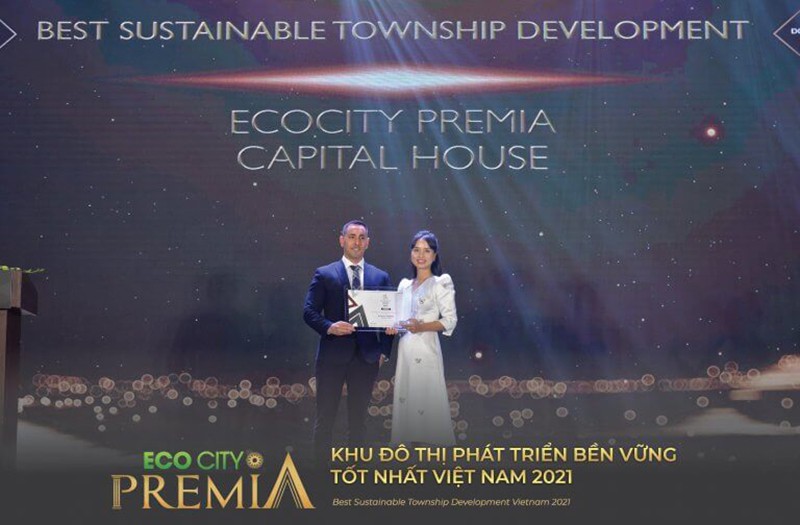 Ông Amir Ohayon Goldenberg – Thành Viên Ban Cố Vấn Dot Property Awards 2021 trao giải Best Sustainable Township Development Vietnam 2021 cho Đại diện Tập đoàn Capital House.