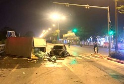 Cảnh sát đang điều tra vụ xế hộp BMW bốc cháy sau tai nạn với xe tải ở Hà Nội