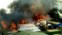 Nhiều xưởng gỗ bốc cháy dữ dội ở xã Hữu Bằng, huyện Thạch Thất