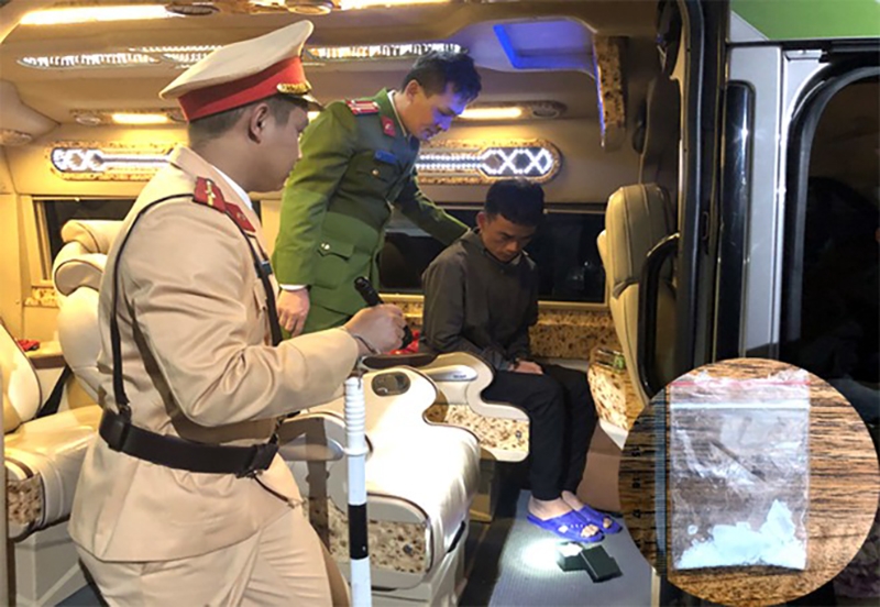 Tổ công tác kiểm tra chiếc xe khách do Phong điều khiển, phát hiện và thu giữ ma túy đá