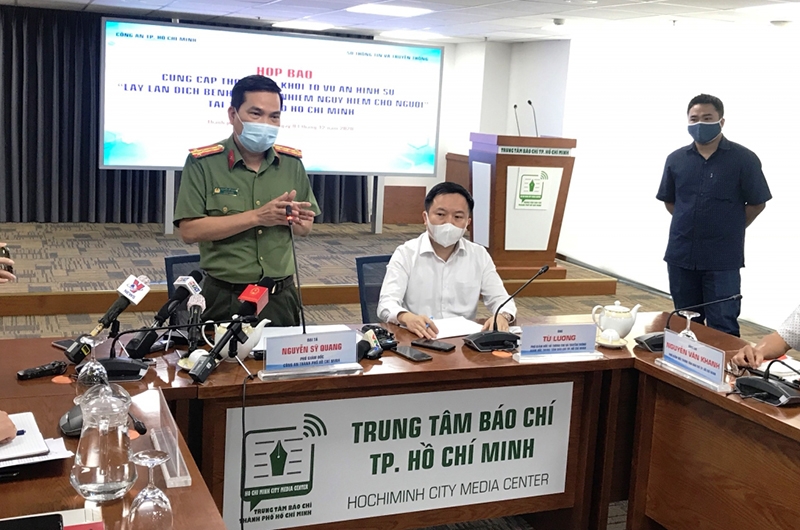 Đại tá Nguyễn Sỹ Quang - Phó Giám đốc Công an TP HCM thông tin về việc khởi tố vụ án tại buổi họp báo