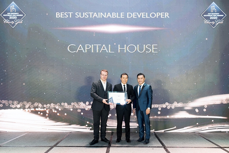 Ông Vũ Nhật Lâm – Phó Tổng Giám đốc Tập đoàn Capital House (đứng giữa) nhận vinh danh “Nhà đầu tư Bất động sản phát triển bền vững nhất Đông Nam Á”