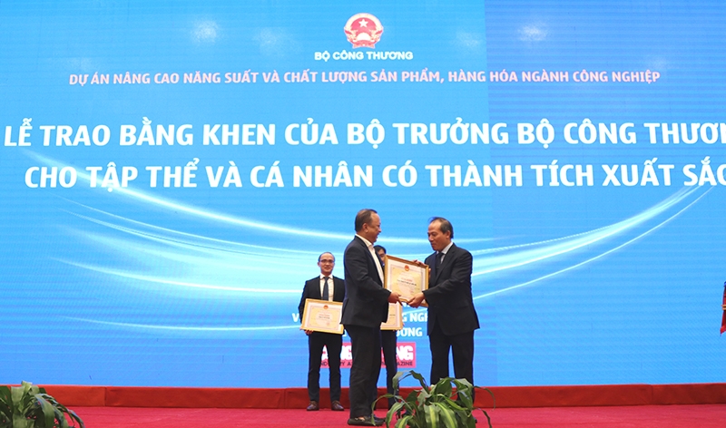 Trong khuôn khổ của lễ trao giải vào chiều 21/12/2020, Đại diện Bộ Công thương, Thứ trưởng Cao Quốc Hưng trao Bằng khen của Bộ trưởng Bộ Công thương cho Tổng Công ty Điện lực miền Bắc (EVNNPC) vì đã có thành tích xuất sắc trong triển khai thực hiện dự án Nâng cao năng suất và chất lượng sản phẩm hàng hóa ngành công nghiệp. 