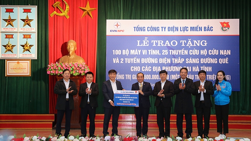 Ông Lê Văn Trang - Phó Tổng Giám đốc EVNNPC trao tặng 100 bộ máy tính cho đại diện Sở Giáo dục và Đào tạo tỉnh Hà Tĩnh