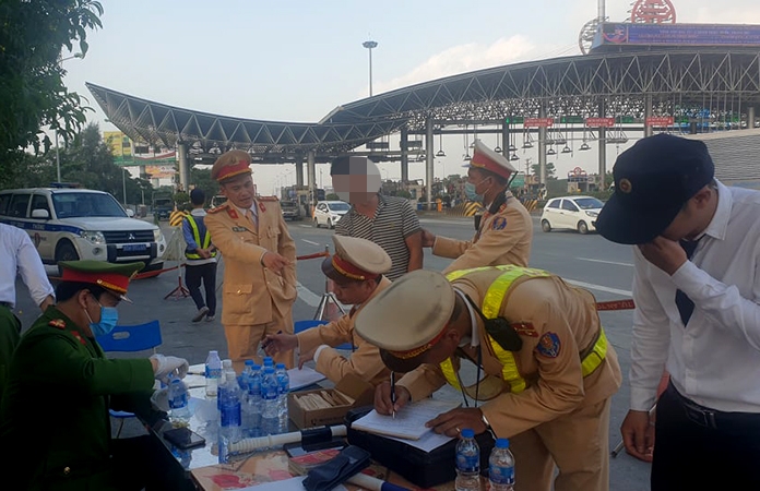 Tổ công tác kiểm tra ngẫu nhiên một xe tải, phát hiện tài xế dương tính với ma tuý