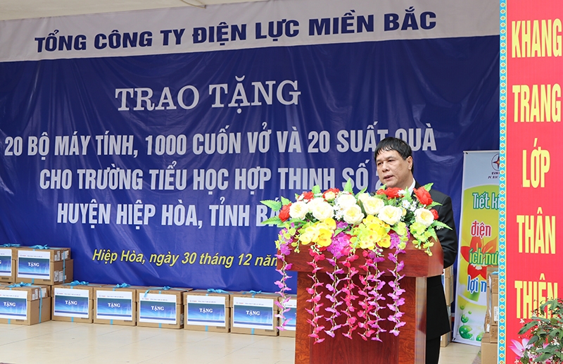 Ông Hồ Mạnh Tuấn - Thành viên Hội đồng thành viên EVNNPC phát biểu tại buổi trao tặng quà