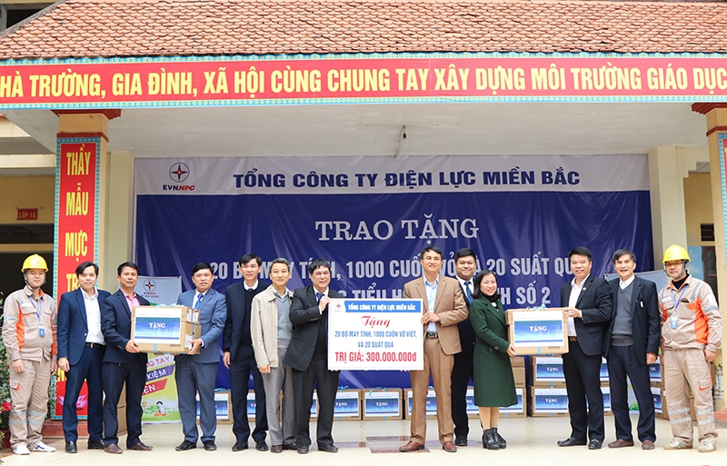 Ông Hồ Mạnh Tuấn - Thành viên Hội đồng thành viên EVNNPC trao tặng 20 bộ máy tính và 1.000 cuốn vở trị giá 300 triệu đồng cho nhà trường.