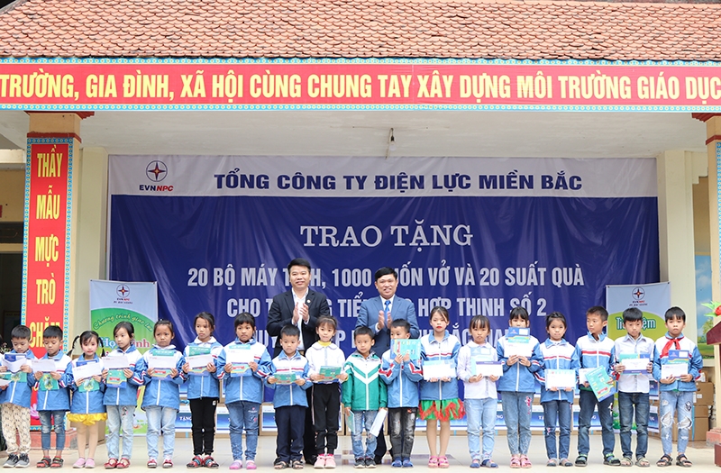 Ông Trịnh Quang Minh - Chủ tịch Công đoàn và ông Nguyễn Văn Tin - Trưởng ban Truyền thông  trao tặng 20 suất quà cho các cháu có hoàn cảnh khó khăn.